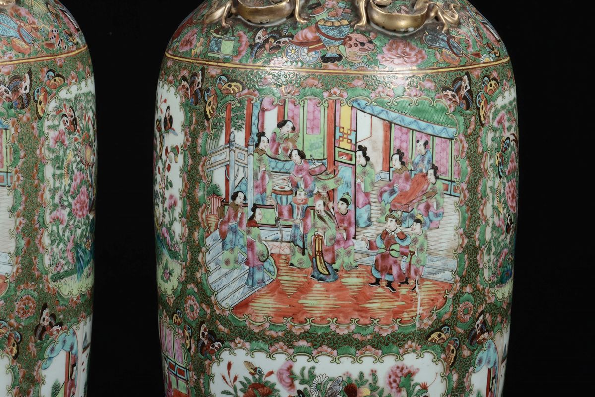 Coppia di Vasi Canton in Porcellana Policroma con Scene di Vita di Corte, Cina, Dinastia Qing, XI...