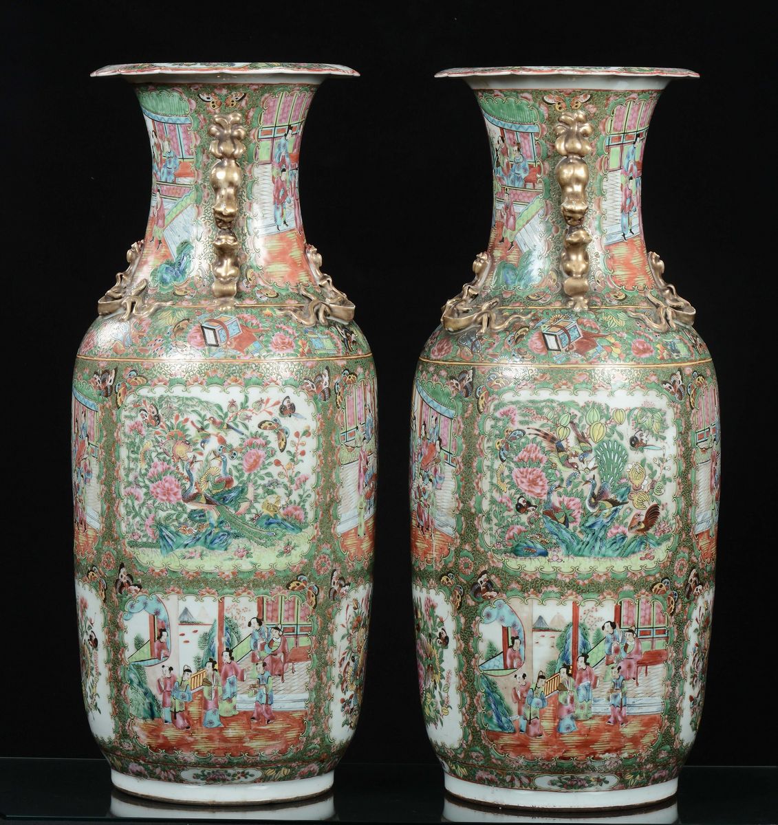 Coppia di Vasi Canton in Porcellana Policroma con Scene di Vita di Corte, Cina, Dinastia Qing, XI...