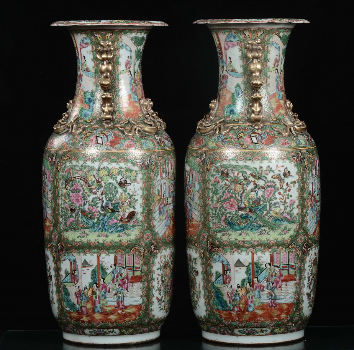 Coppia di Vasi Canton in Porcellana Policroma con Scene di Vita di Corte, Cina, Dinastia Qing, XI...
