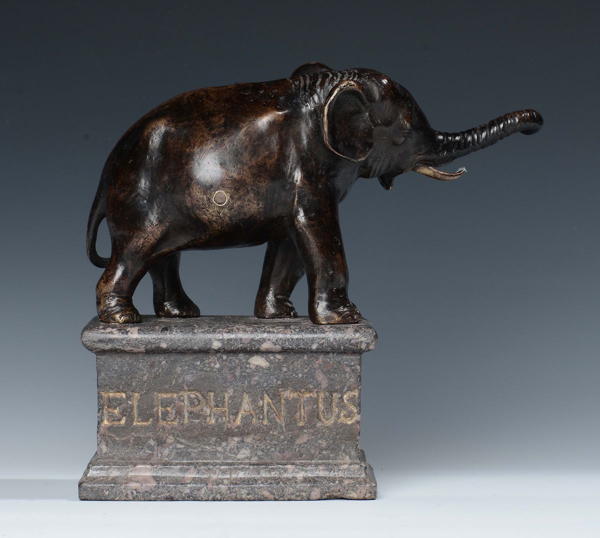 Scultura Raffigurante Elefante in Bronzo Fuso e Cesellato, Arte Italiana o Tedesco del XVI Secolo