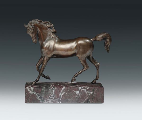 Cavallo in bronzo fuso e cesellato su base in marmo, probabile XIX secolo