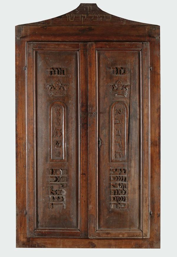 “Aron - Ha - Kodish”, coppia di sportelli in noce scolpito per l’armadio sacro, contenitore della Torah,  Etruria sud della Toscana, XVIII secolo