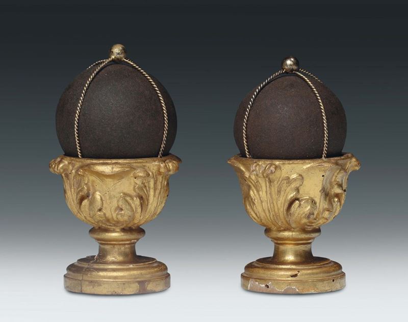 Coppia di bezoar su basi intagliate e dorate,  probabile XIX secolo  - Asta Scultura e Oggetti d'Arte - Cambi Casa d'Aste