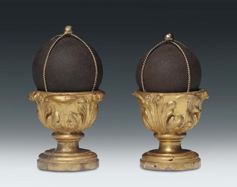 Coppia di bezoar su basi intagliate e dorate,  probabile XIX secolo  - Asta Scultura e Oggetti d'Arte - Cambi Casa d'Aste