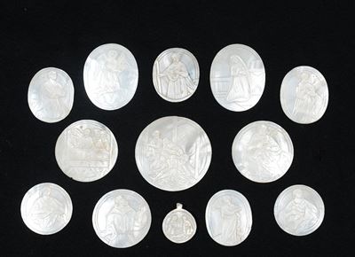Collezione di Tredici Placchette in Madreperla Intagliata con Raffigurazioni Religiose, Arte Ital...