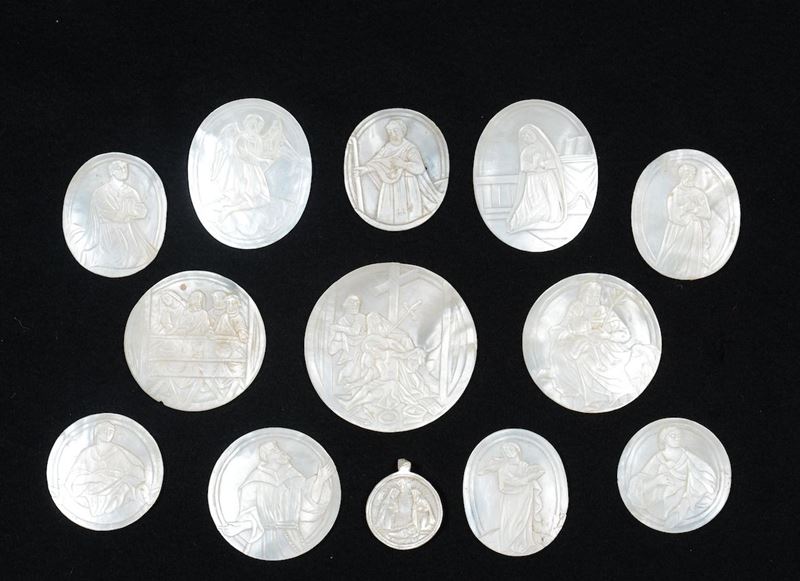 A collection of thirteen small carved mother-of-the-pearl plates with religious scenes, Italy or the Holy Land  - Auction Sculpture and Works of Art - Time Auction - Cambi Casa d'Aste