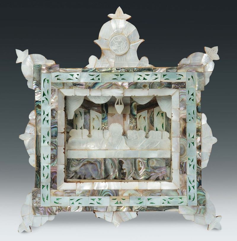 A mother-of-the-pearl and olive wood frame with sculpted “the Last Supper” in mother-of -the-pearl, Italy or the Holy Land, 19th - 20th century  - Auction Sculpture and Works of Art - Cambi Casa d'Aste