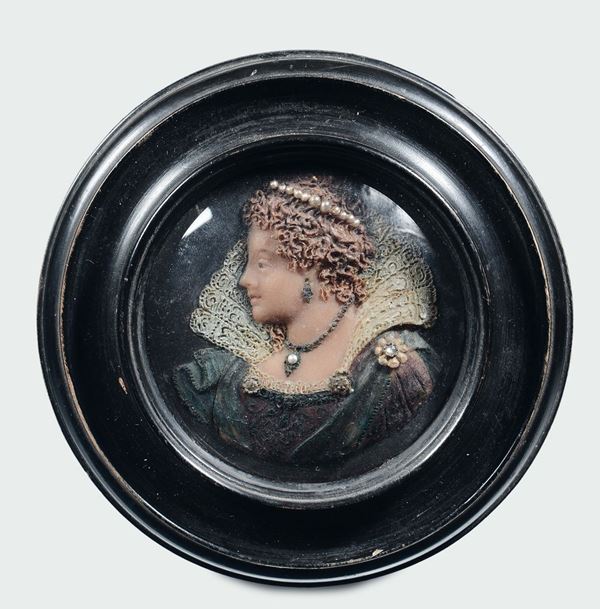 Profili di nobildonna in cera policroma su supporto circolare in ardesia, ceroplasta del XVIII-XIX secolo (Inghilterra?)
