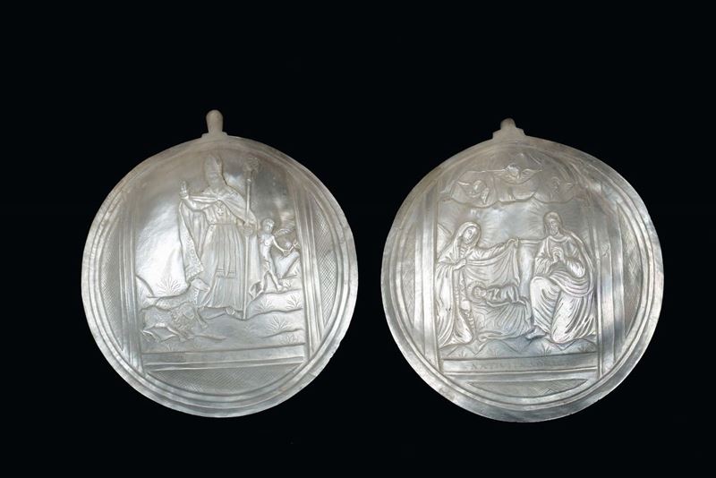 A pair of mother-of-the-pearl plates carved with religious scenes, Italy or the Holy Land, 19th -XX century  - Auction Sculpture and Works of Art - Cambi Casa d'Aste