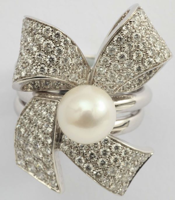 Faraone. A cultured pearl and diamond ring