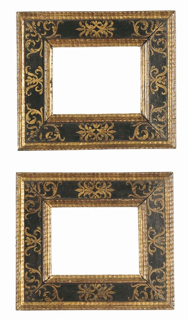 Coppia di cornici a cassetta nere o oro, XVIII secolo