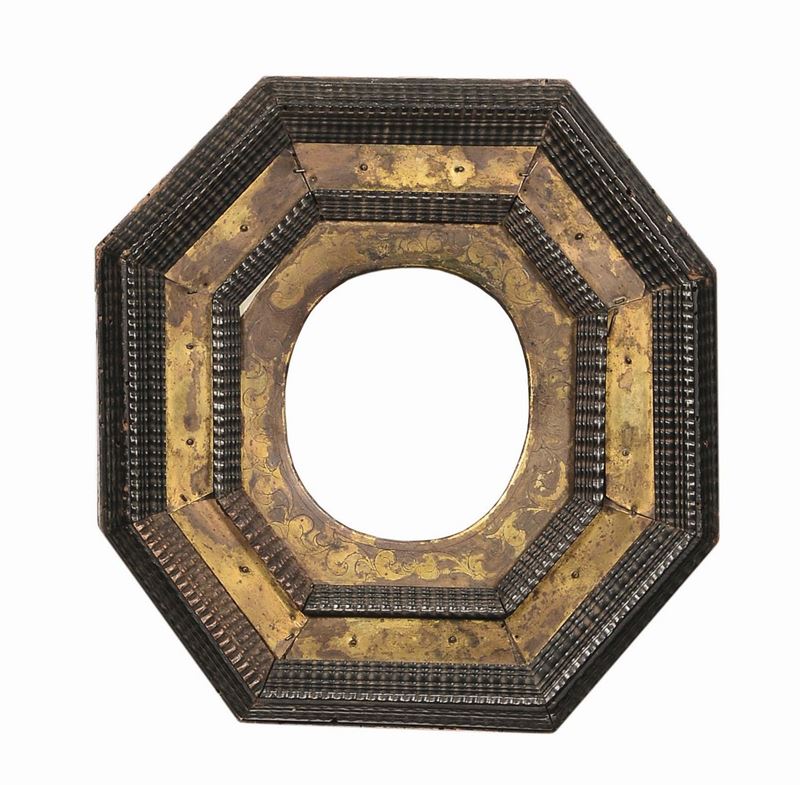 Cornice guillochè ottangonale con elementi in bronzo, Fiandre XVII secolo  - Asta Cornici Antiche - Cambi Casa d'Aste