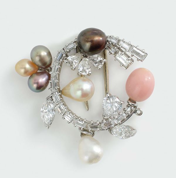 Chanteclair, spilla con perle naturali: una perla counch, due bianche e quattro colorate; diamanti taglio fantasia e baguette