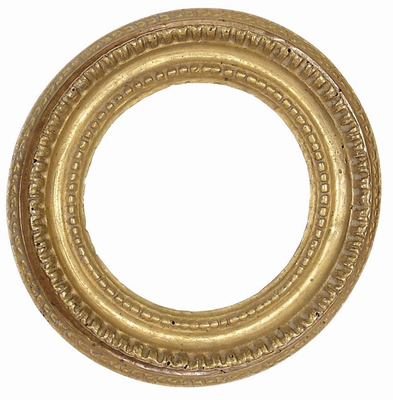 Piccola cornice rotonda intagliata e dorata, XVIII secolo  - Asta Cornici Antiche - Cambi Casa d'Aste