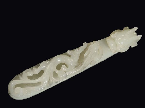 Fibbia in giada bianca scolpita a guisa di draghetto, Cina, Dinastia Qing, epoca Qianlong (1736-1796)
