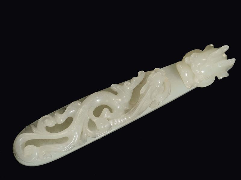 Fibbia in giada bianca scolpita a guisa di draghetto, Cina, Dinastia Qing, epoca Qianlong (1736-1796)  - Asta Fine Chinese Works of Art - II - Cambi Casa d'Aste
