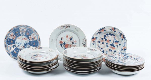 Lotto di 26 piatti in porcellana, Cina, Imari, XVIII secolo