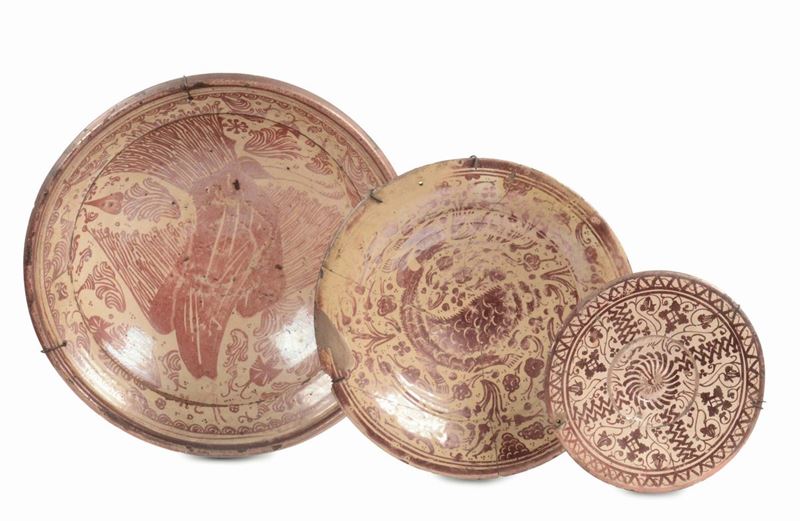 Insieme di tre piatti in maiolica con decoro a lustro di gusto ispano moresco, XVII secolo  - Asta Fine Art Selection - II - Cambi Casa d'Aste