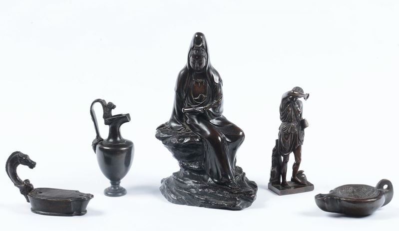 Lotto di 5 oggetti in bronzo  - Asta Antiquariato, Affidamenti da raffinate dimore private - Cambi Casa d'Aste