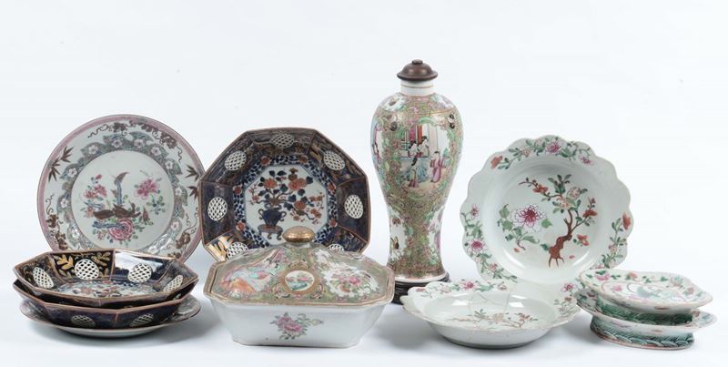 Insieme di porcellane Imari e Canton, Cina  - Auction Fine Arts from refined private house - Cambi Casa d'Aste