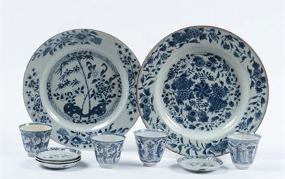 Insieme di Oggetti in Porcellana Bianca e Blu