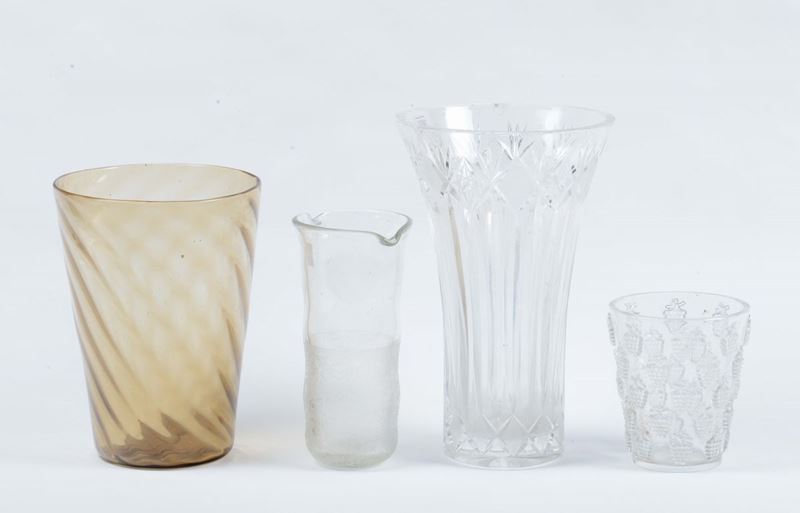 Lotto di quattro vasi in vetro diversi  - Asta Antiquariato, Affidamenti da raffinate dimore private - Cambi Casa d'Aste