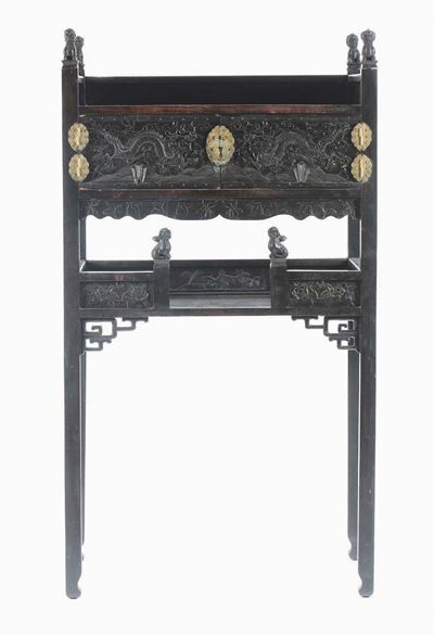Scrittoio in Legno con Ante Centrali a Decoro di Dragoni e Cani di Pho, Cina, Fine XIX Secolo