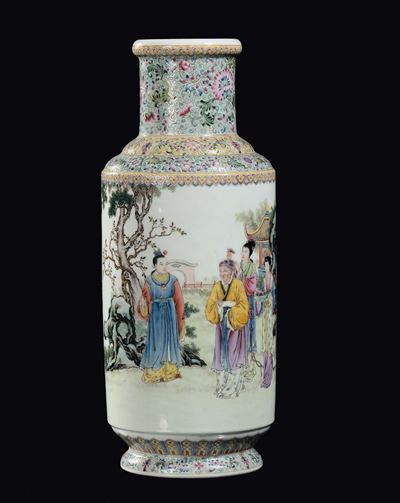 Vaso in Porcellana a Smalti Policromi con Personaggi, Cina, Repubblica, XX Secolo