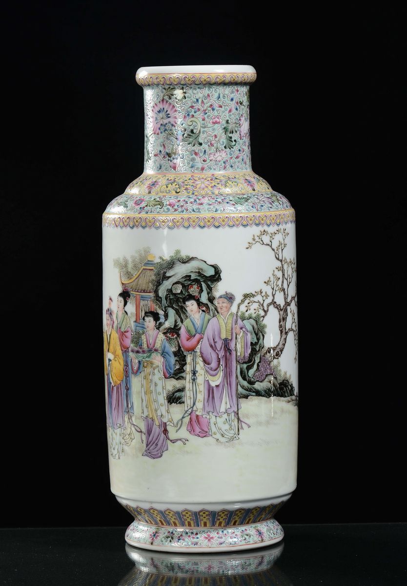 Vaso in Porcellana a Smalti Policromi con Personaggi, Cina, Repubblica, XX Secolo