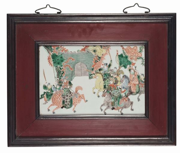 Coppia di placche in porcellana a smalti policromi con scene di battaglia, Cina, Dinastia Qing, XIX secolo