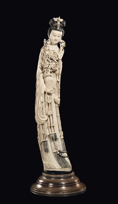 Grande Guanyin con Vaso di Fiori Scolpita in Avorio, Cina, Dinastia Qing, Fine XIX Secolo