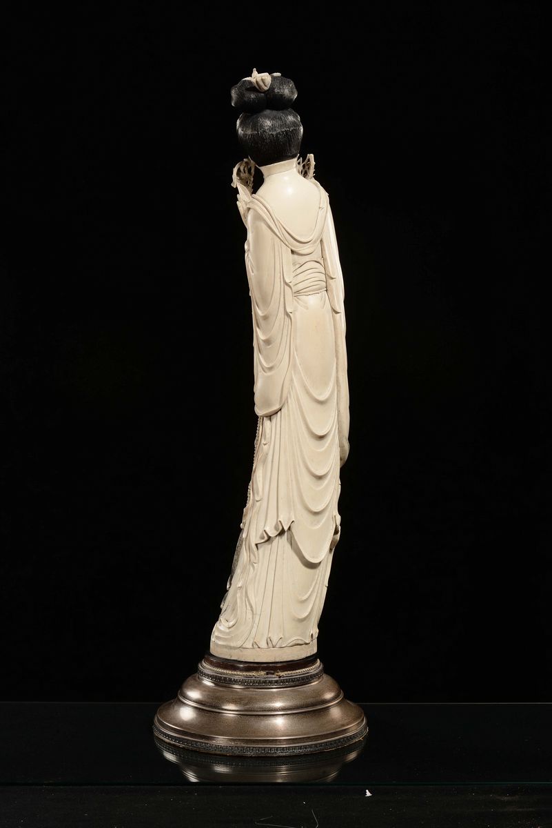 Grande Guanyin con Vaso di Fiori Scolpita in Avorio, Cina, Dinastia Qing, Fine XIX Secolo