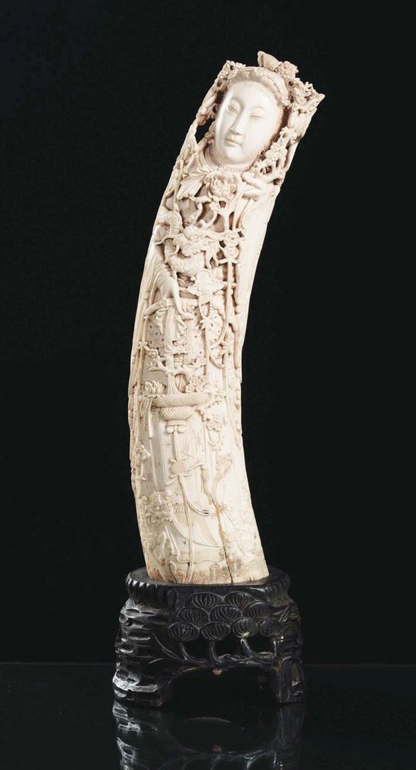 A carved ivory Guanyin, China, Qing Dynasty, beginning of 20th century