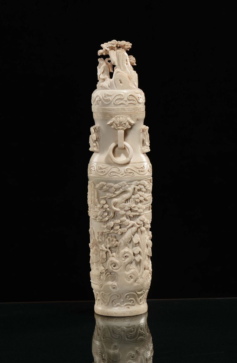 Vaso con Coperchio in Avorio Scolpito con Scene di Vita Comune, Canton, Cina, Repubblica, Inizio ...