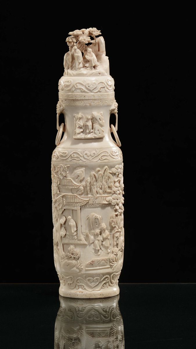 Vaso con Coperchio in Avorio Scolpito con Scene di Vita Comune, Canton, Cina, Repubblica, Inizio ...