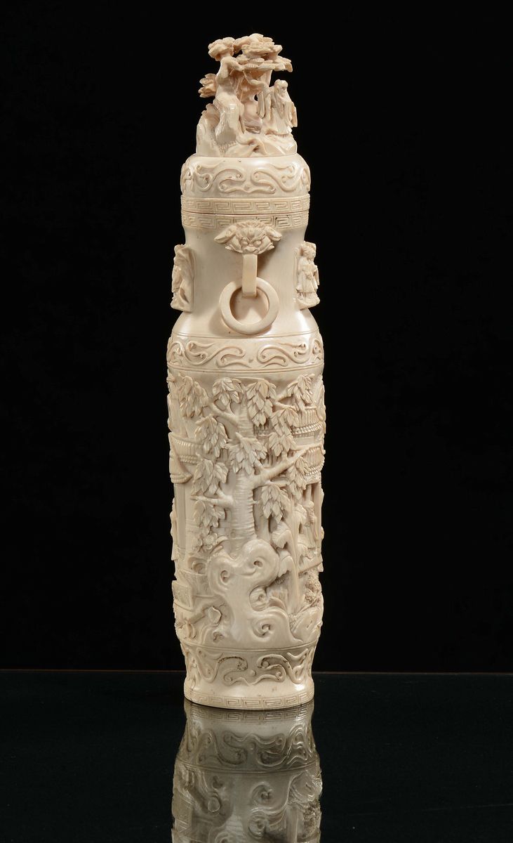 Vaso con Coperchio in Avorio Scolpito con Scene di Vita Comune, Canton, Cina, Repubblica, Inizio ...