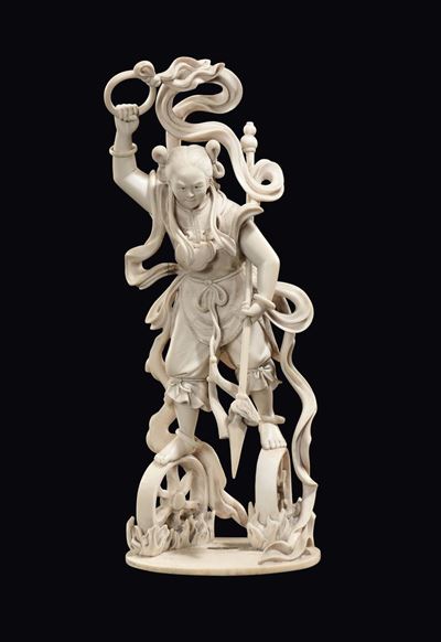 Figura di Donna Guerriera Scolpita in Avorio, Cina, Repubblica, XX Secolo