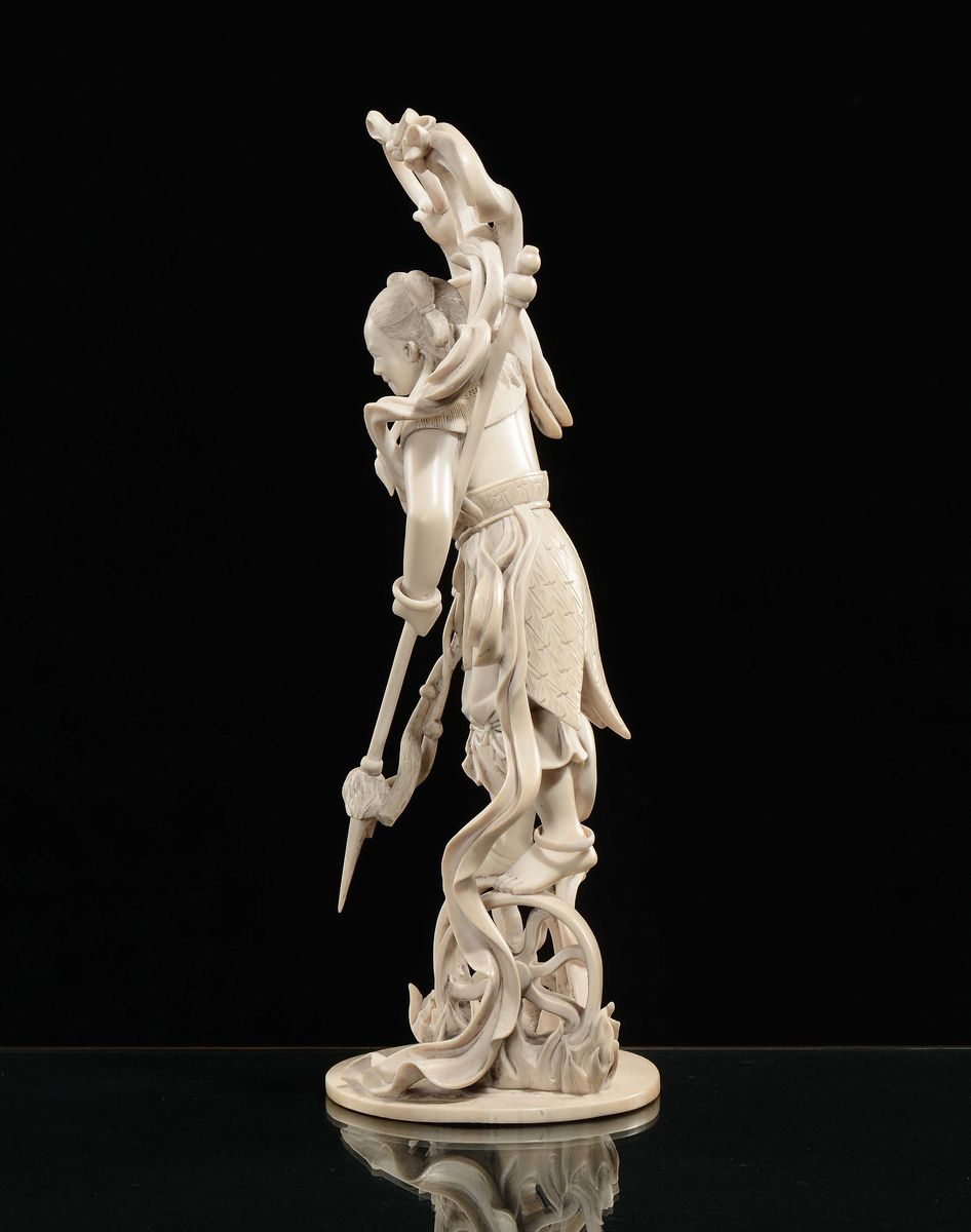 Figura di Donna Guerriera Scolpita in Avorio, Cina, Repubblica, XX Secolo