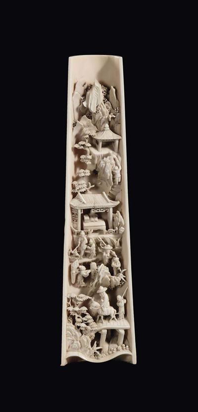 Scultura in Avorio Scavato e Scolpito con Personaggi, Scuola di Pechino, Cina, Repubblica, Inizio...