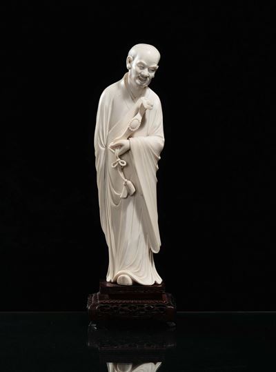 Scultura Raffigurante Luohan con Ruyi in Avorio, Cina, Inizio XX Secolo