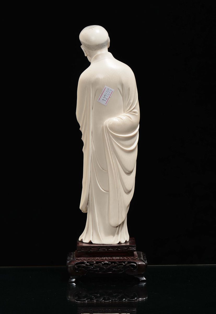 Scultura Raffigurante Luohan con Ruyi in Avorio, Cina, Inizio XX Secolo