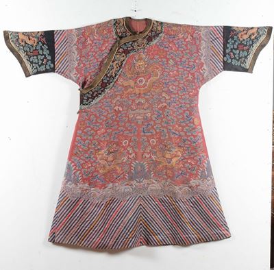 Veste in Seta a Fondo Rosso con Dragoni Dorati Ricamati, Cina, Dinastia Qing, XIX Secolo