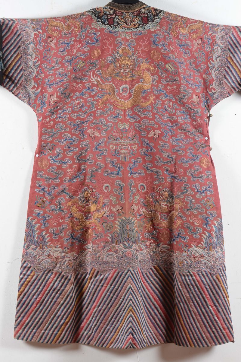 Veste in Seta a Fondo Rosso con Dragoni Dorati Ricamati, Cina, Dinastia Qing, XIX Secolo