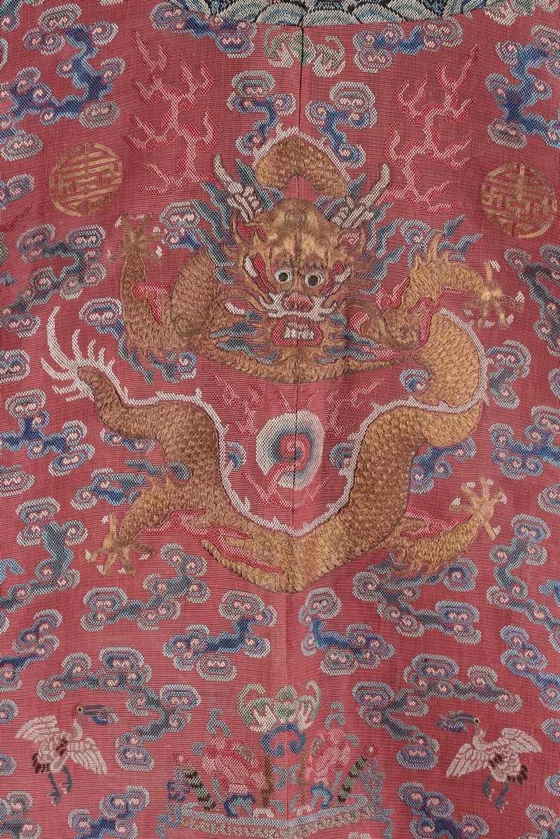 Veste in Seta a Fondo Rosso con Dragoni Dorati Ricamati, Cina, Dinastia Qing, XIX Secolo