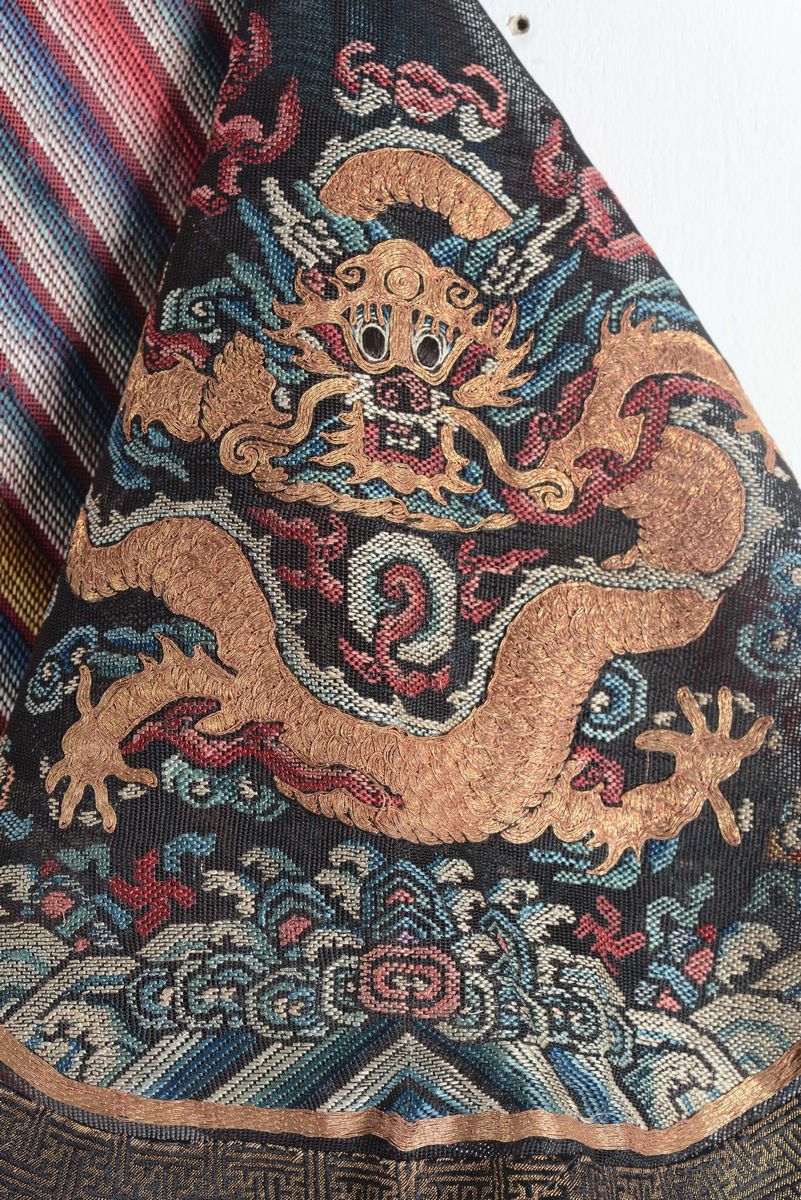 Veste in Seta a Fondo Rosso con Dragoni Dorati Ricamati, Cina, Dinastia Qing, XIX Secolo