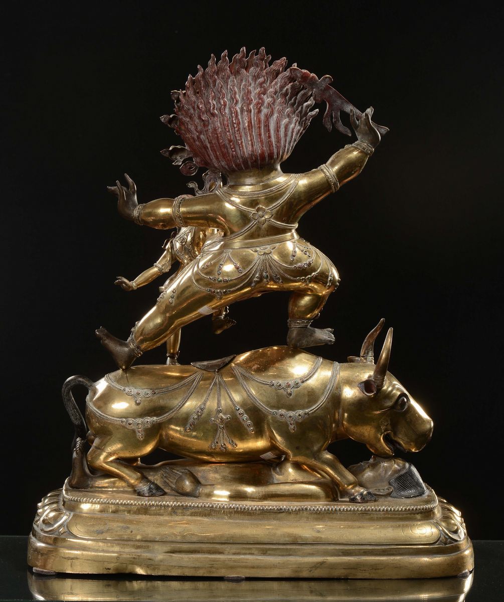 Importante Scultura di Outer Yama in Rame Dorato Repussè, Cina, Dinastia Qing, Epoca Qianlong (17...