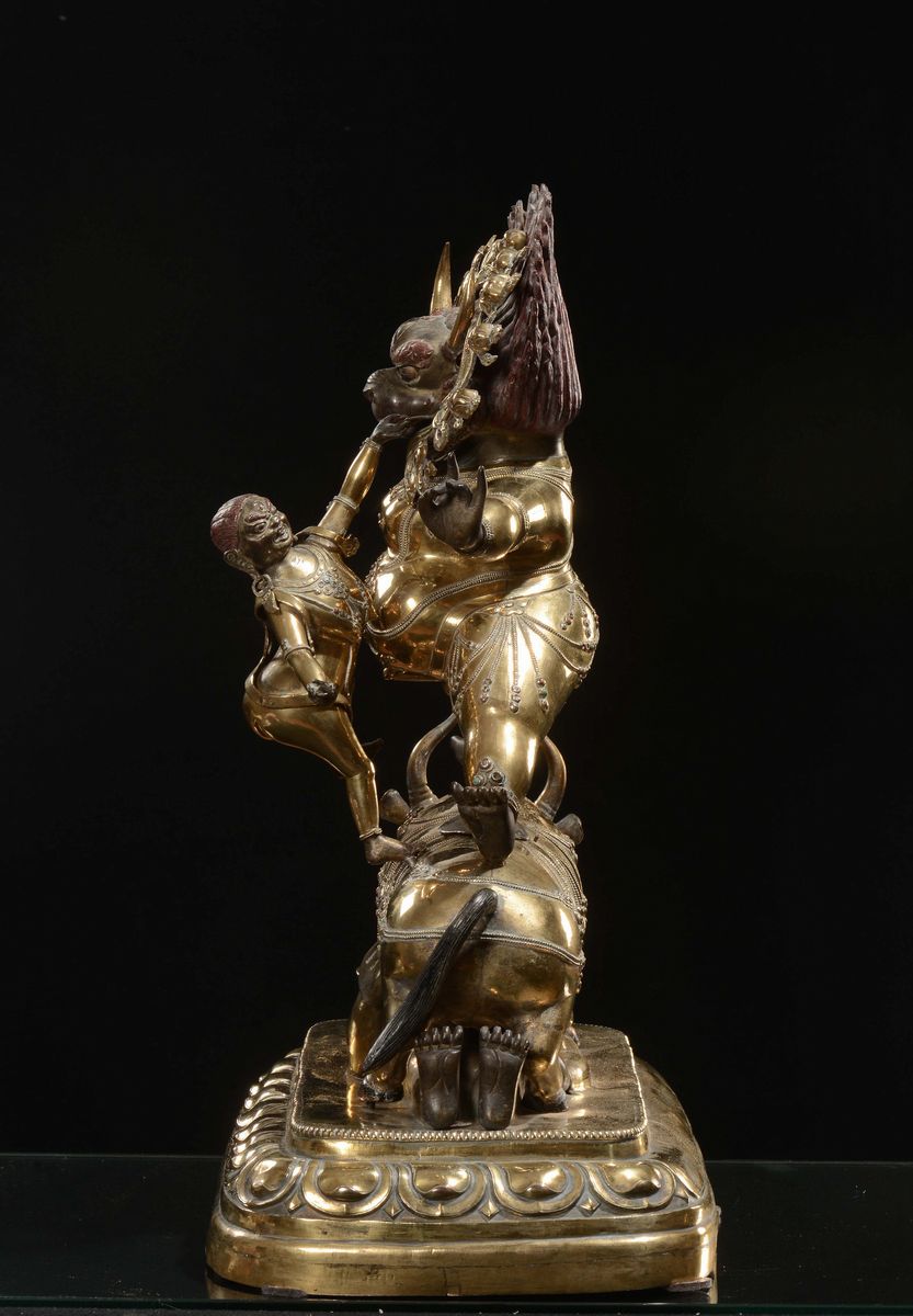 Importante Scultura di Outer Yama in Rame Dorato Repussè, Cina, Dinastia Qing, Epoca Qianlong (17...