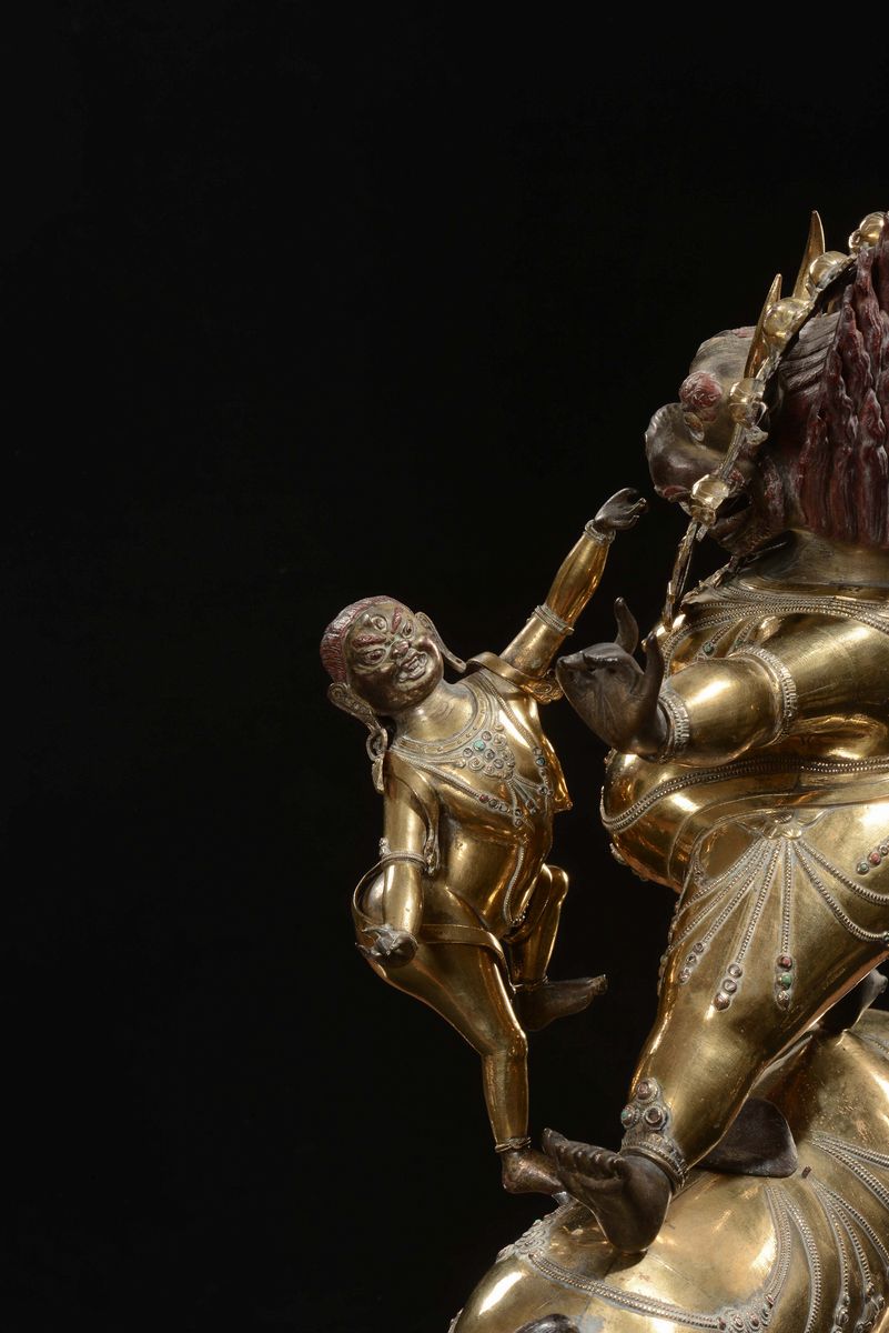 Importante Scultura di Outer Yama in Rame Dorato Repussè, Cina, Dinastia Qing, Epoca Qianlong (17...