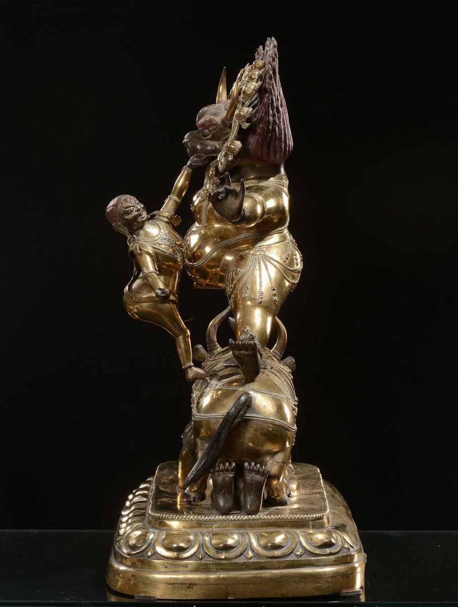 Importante Scultura di Outer Yama in Rame Dorato Repussè, Cina, Dinastia Qing, Epoca Qianlong (17...