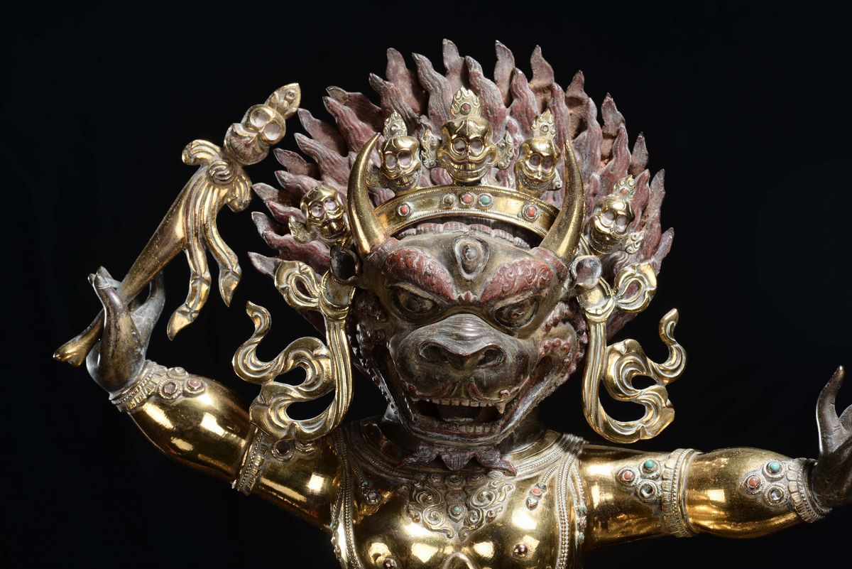 Importante Scultura di Outer Yama in Rame Dorato Repussè, Cina, Dinastia Qing, Epoca Qianlong (17...